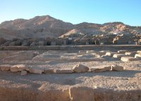 Vue vers l’ouest de la zone du sanctuaire du Ramesseum aujourd’hui disparu et dont ne subsistent que les tranchées des fondations. Au premier plan se trouvait la troisième petite salle hypostyle qui précédait le sanctuaire proprement dit. À l’arrière-plan se trouvent les constructions en briques crues des annexes et, en toile de fond, la Montagne thébaine. © Guy Lecuyot